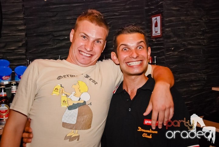 It's party time în Downtown, 