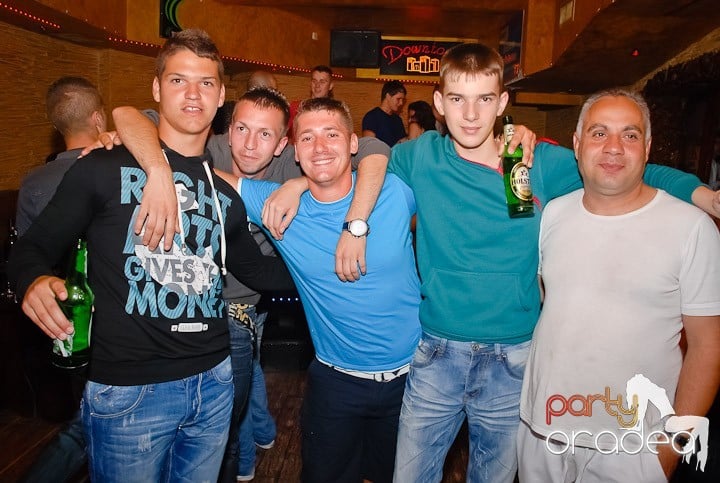 It's party time în Downtown, 