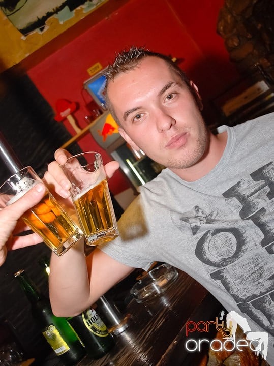 It's party time în Downtown, 