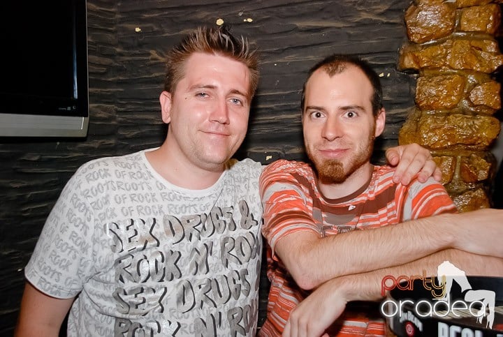 It's party time în Downtown, 