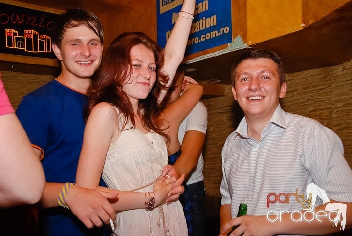 It's party time în Downtown, 