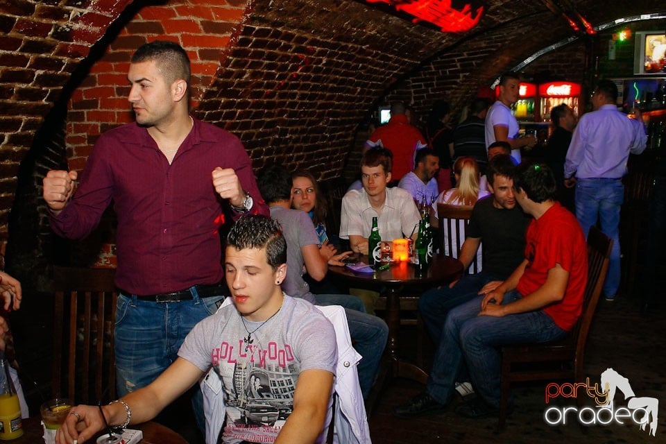 It's party time în Escape Club,