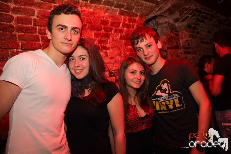 It's party time în Escape Club,