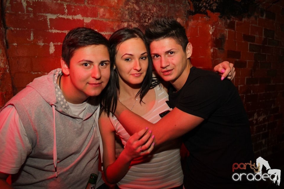 It's party time în Escape Club,