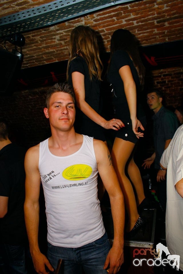 It's party time în Escape Club,