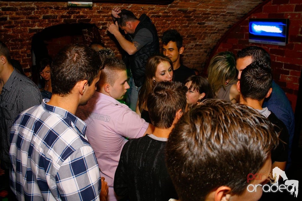 It's party time în Escape Club,