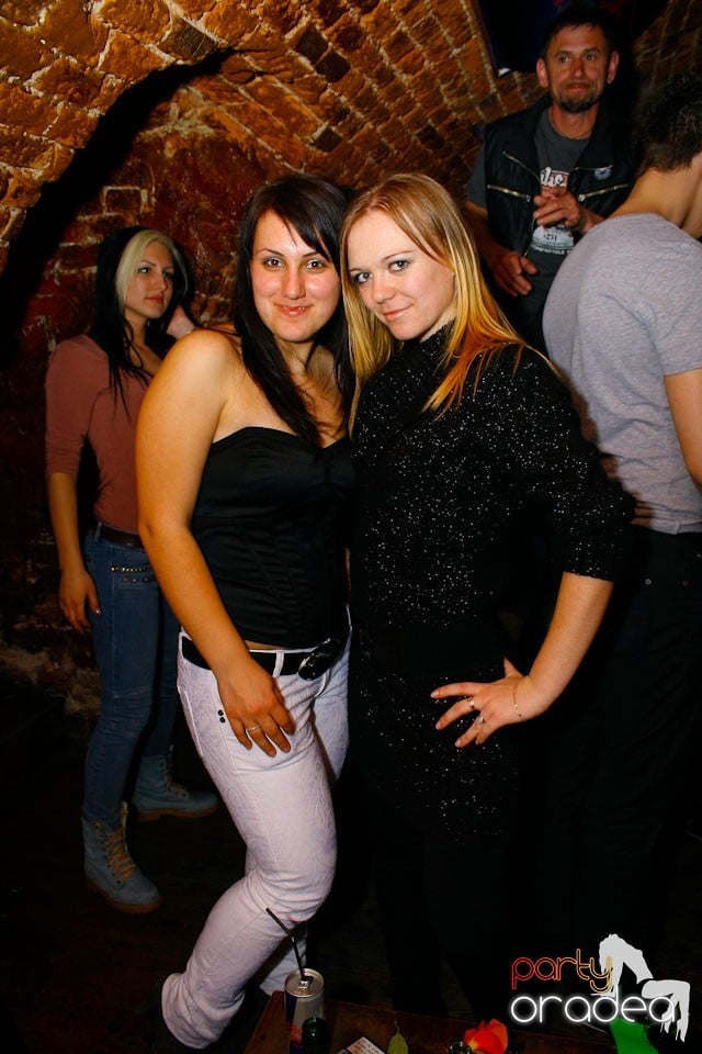 It's party time în Escape Club,