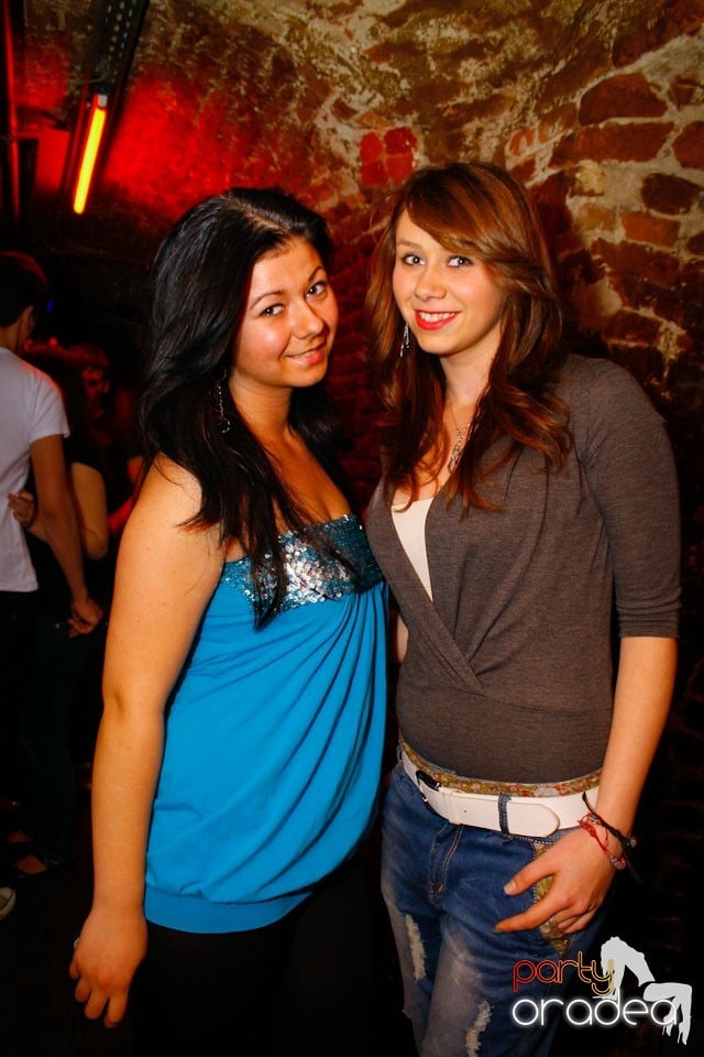 It's party time în Escape Club,