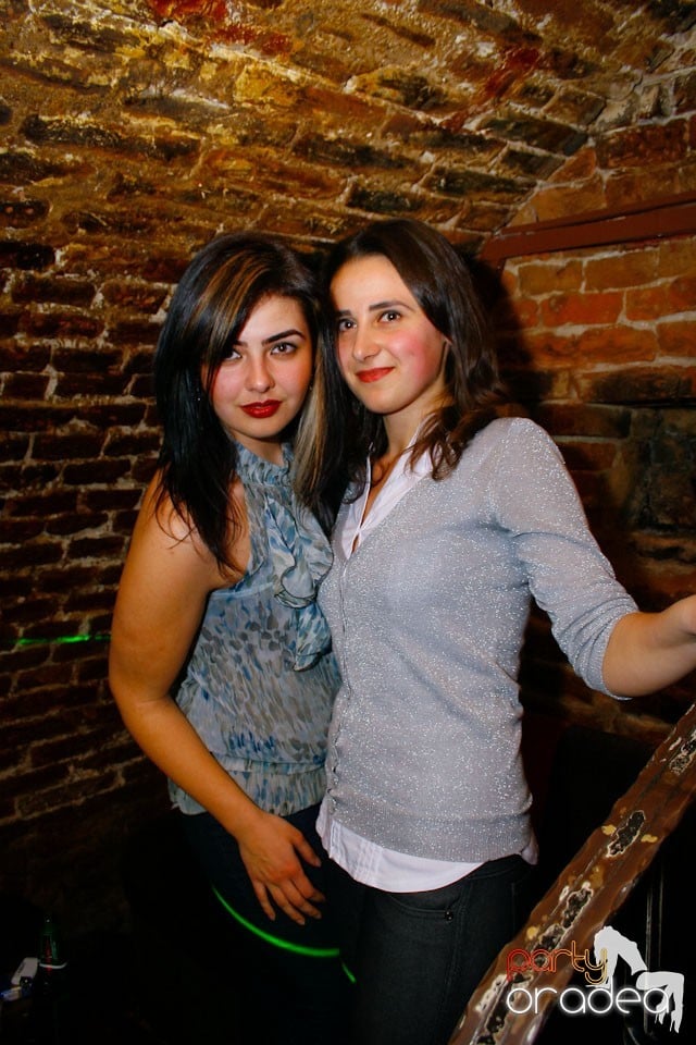 It's party time în Escape Club,