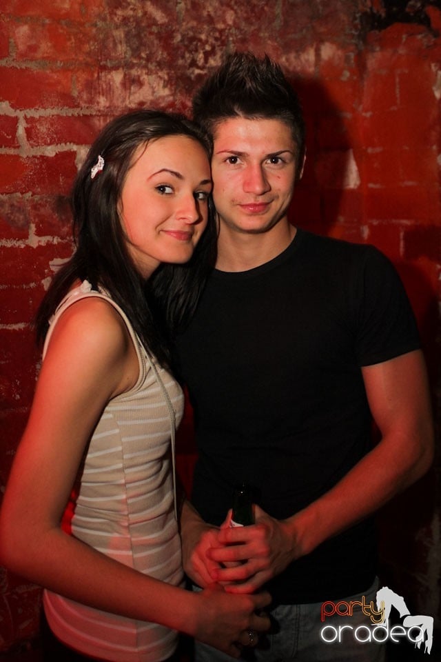 It's party time în Escape Club,