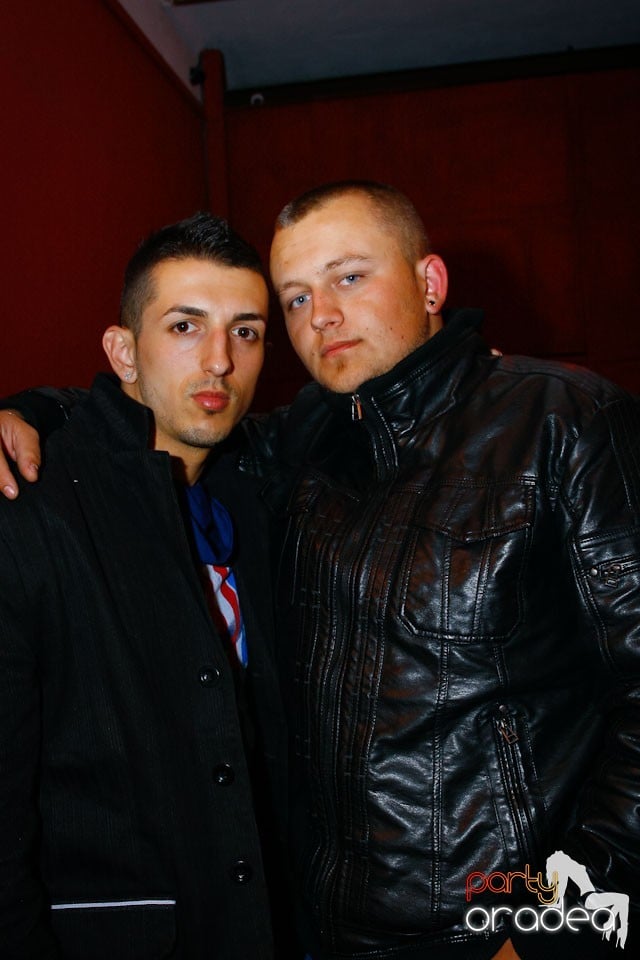 It's party time în Escape Club,