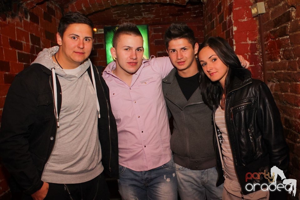 It's party time în Escape Club,