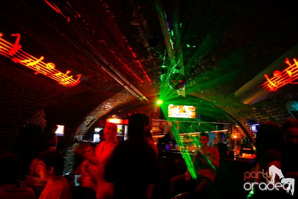 It's party time în Escape Club,