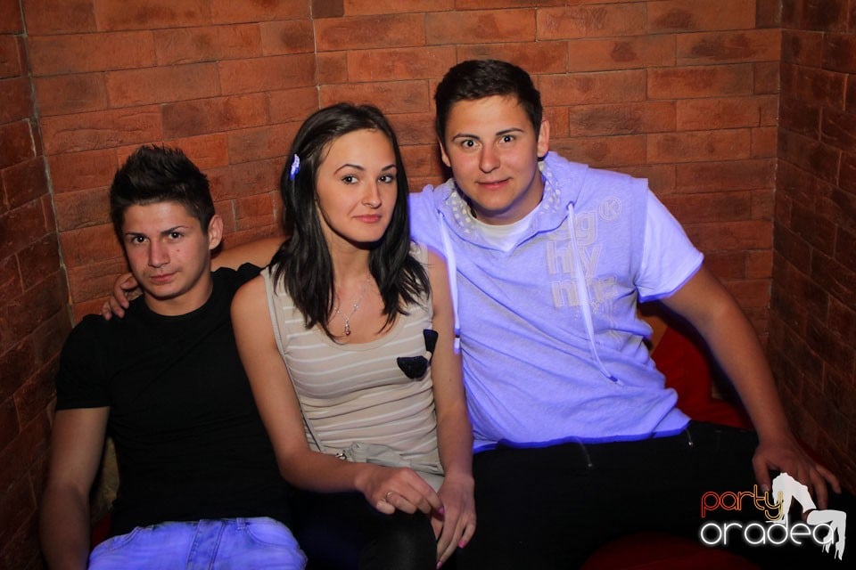 It's party time în Escape Club,