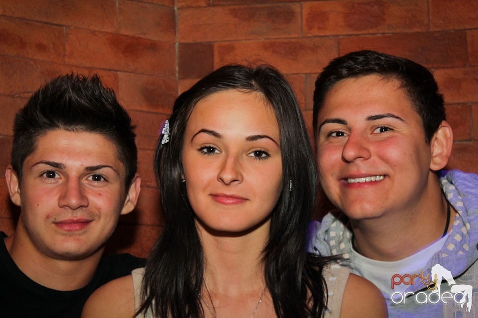 It's party time în Escape Club,