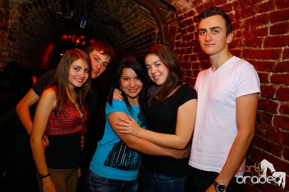 It's party time în Escape Club,