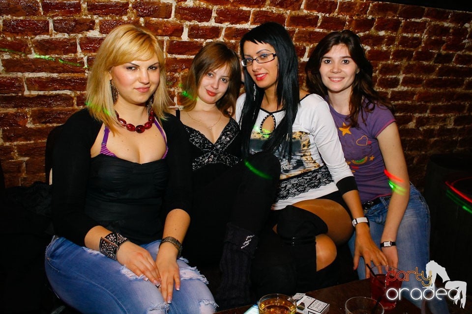 It's party time în Escape Club,