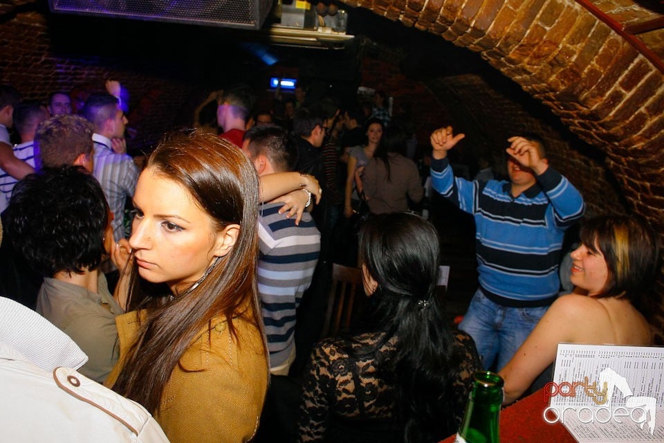 It's party time în Escape Club,