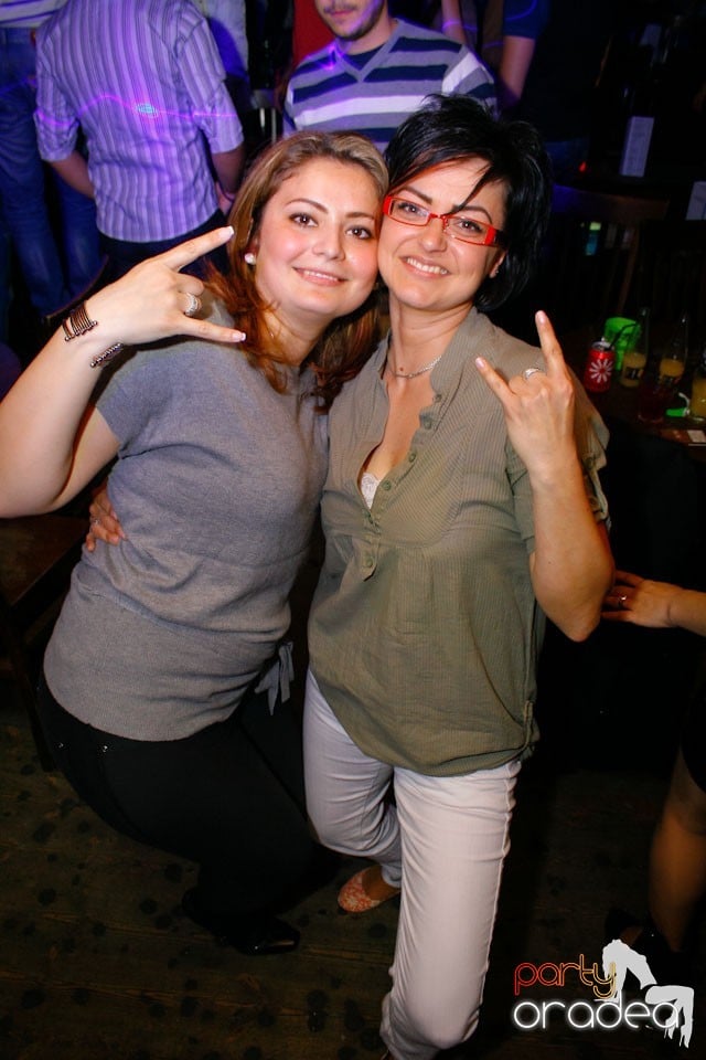 It's party time în Escape Club,
