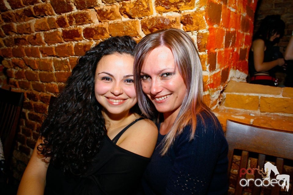 It's party time în Escape Club,