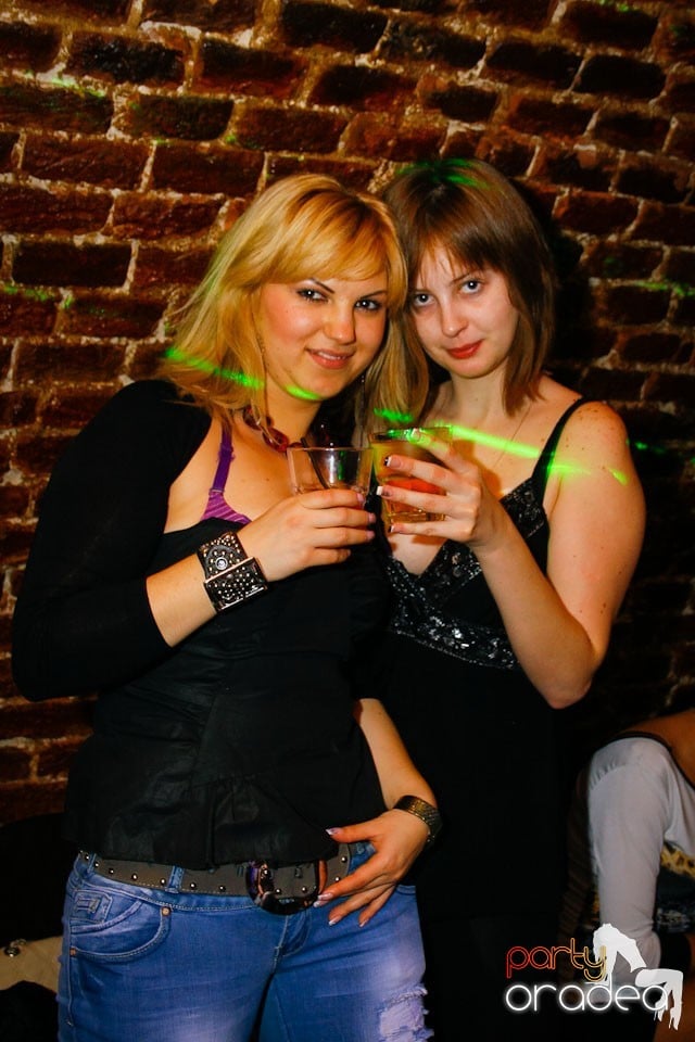 It's party time în Escape Club,