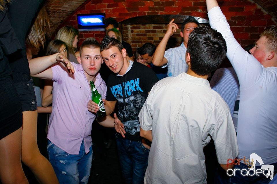 It's party time în Escape Club,