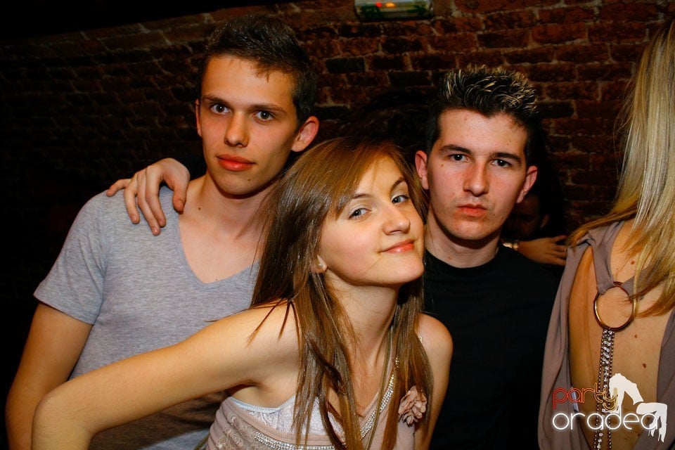 It's party time în Escape Club,