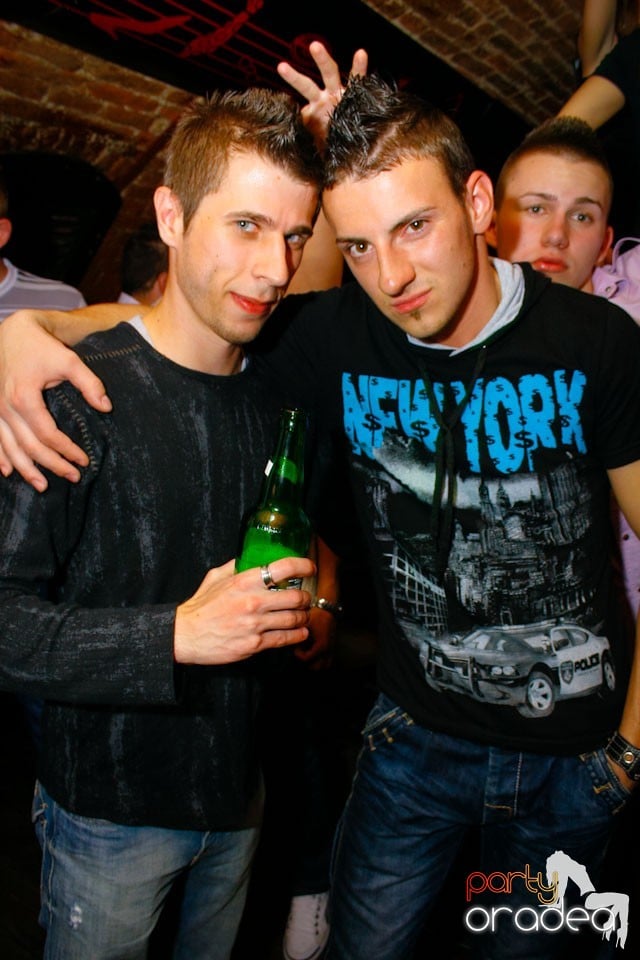 It's party time în Escape Club,