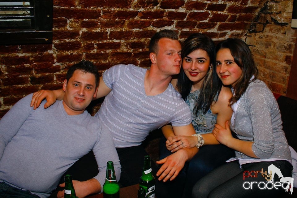 It's party time în Escape Club,