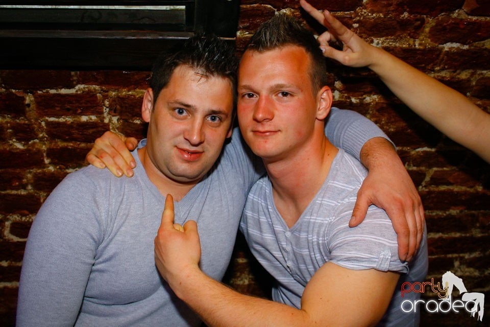 It's party time în Escape Club,