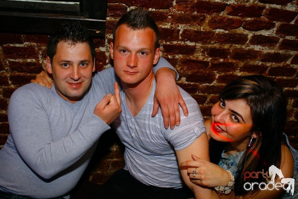 It's party time în Escape Club,