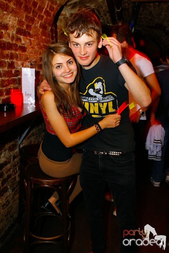 It's party time în Escape Club,