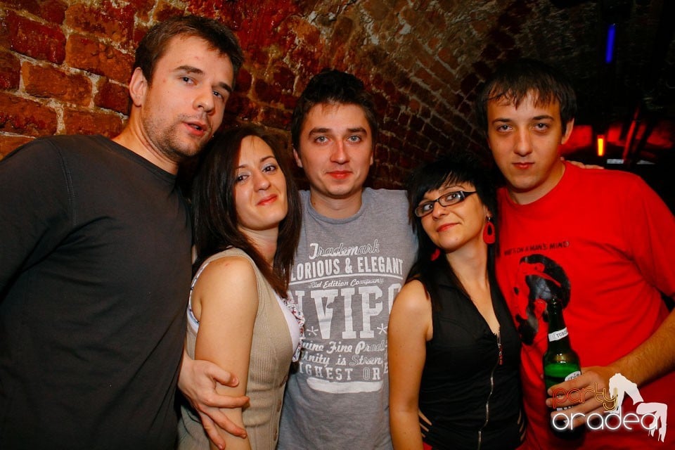 It's party time în Escape Club,