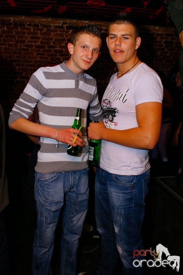 It's party time în Escape Club,