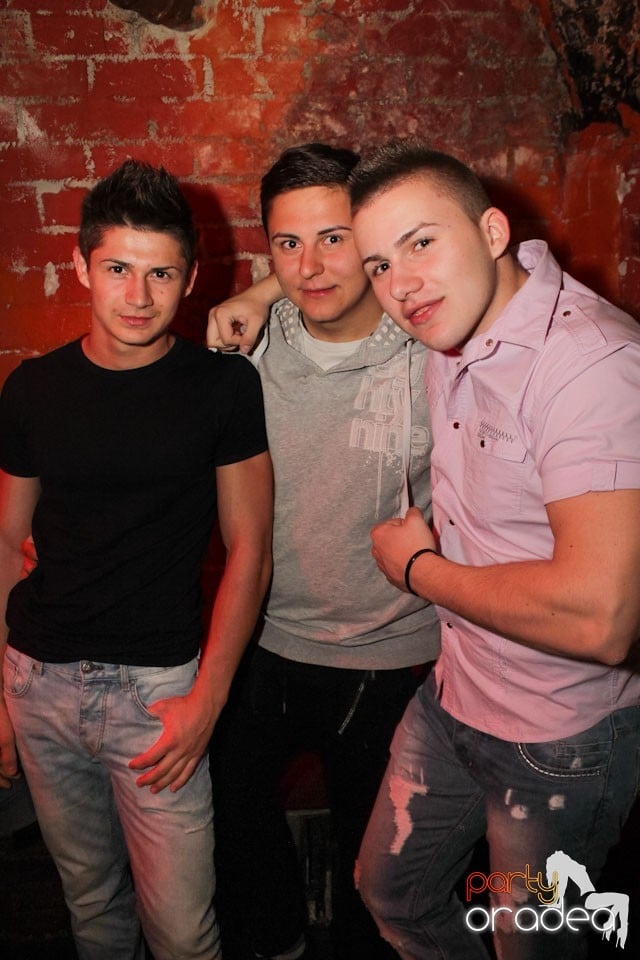 It's party time în Escape Club,