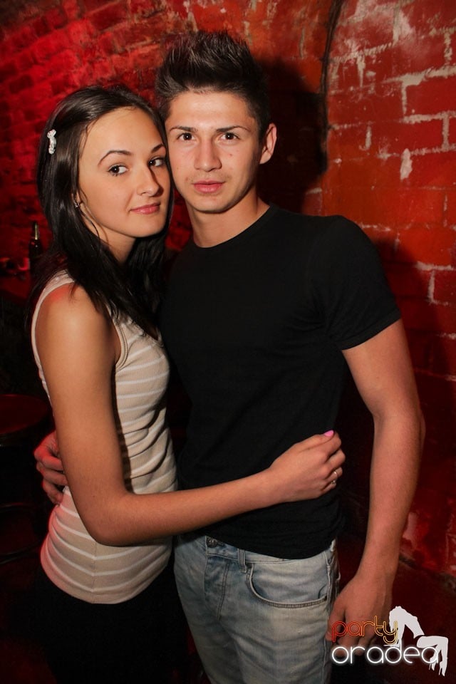 It's party time în Escape Club,