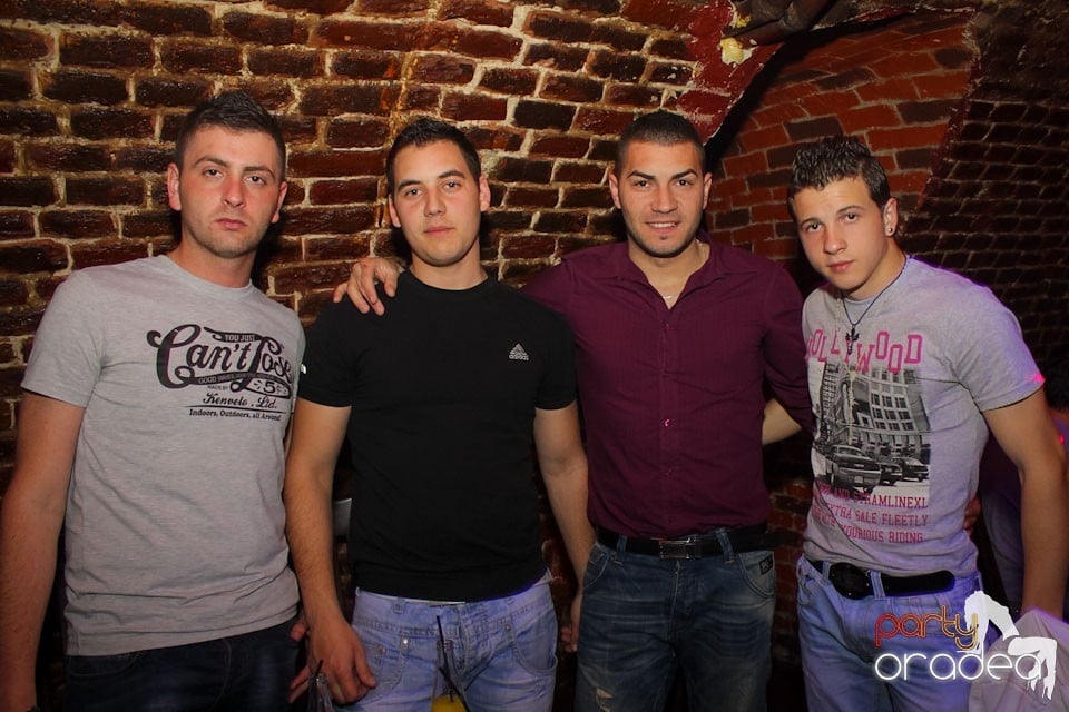 It's party time în Escape Club,