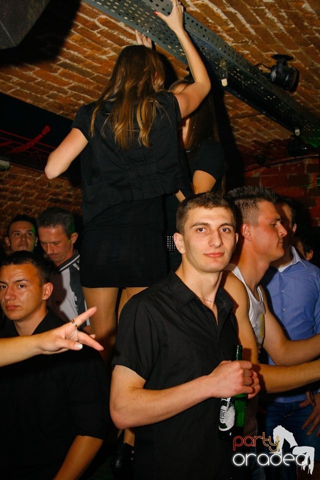 It's party time în Escape Club,