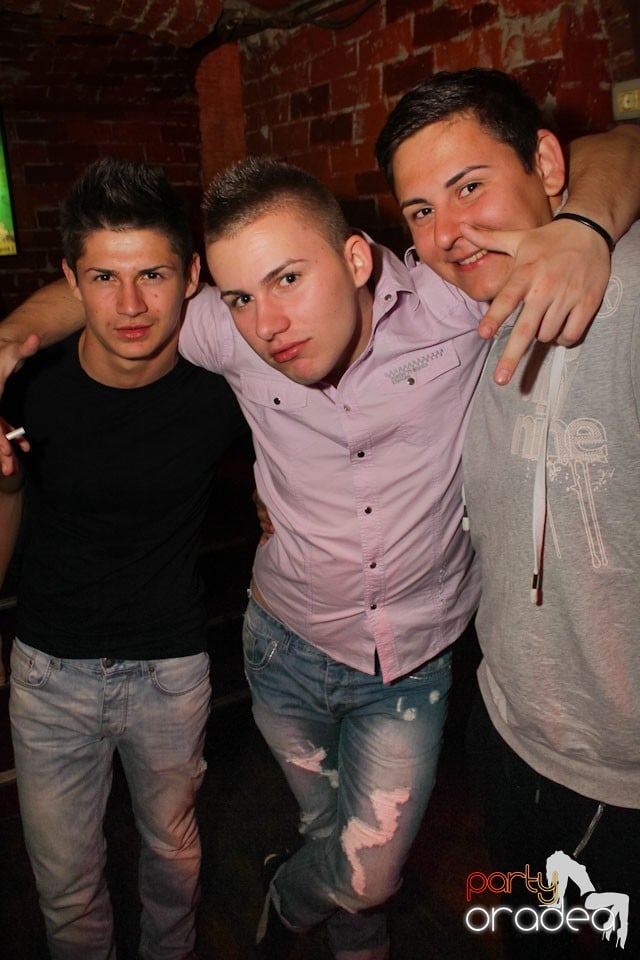 It's party time în Escape Club,