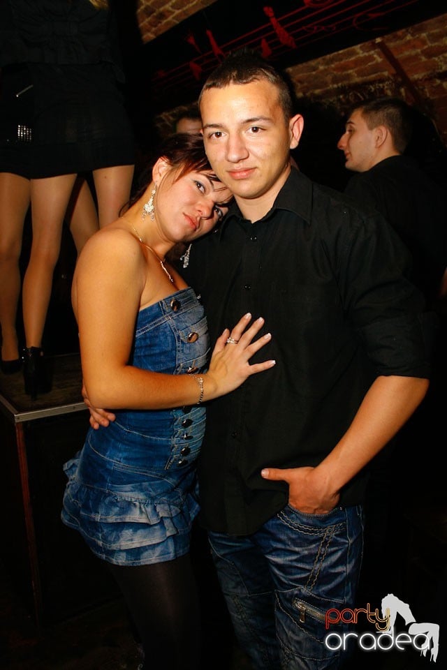 It's party time în Escape Club,
