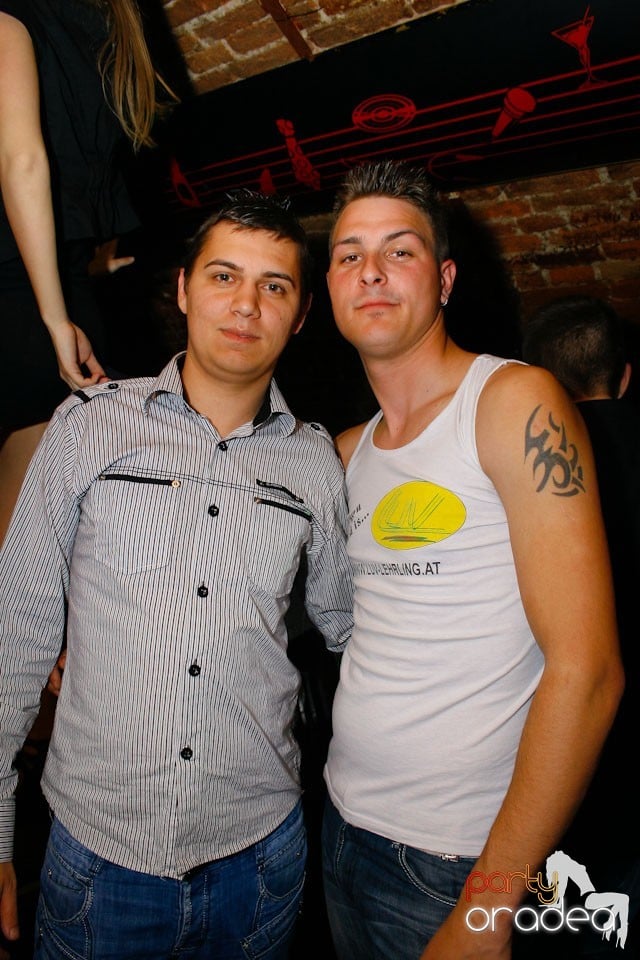 It's party time în Escape Club,