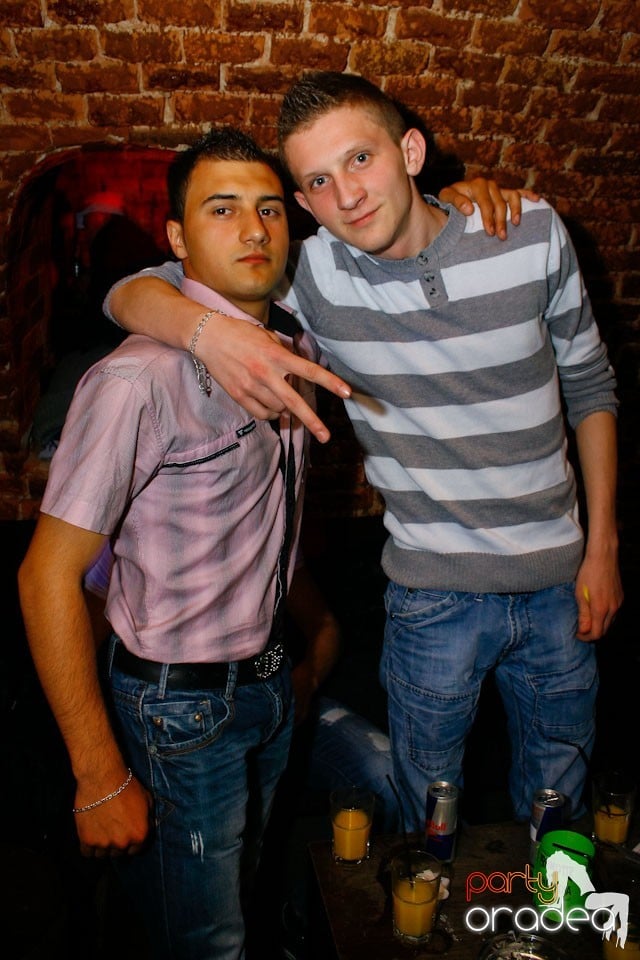 It's party time în Escape Club,