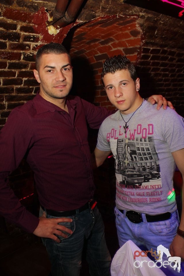 It's party time în Escape Club,