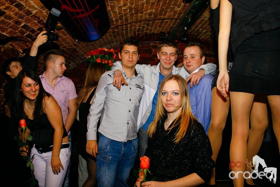 It's party time în Escape Club,