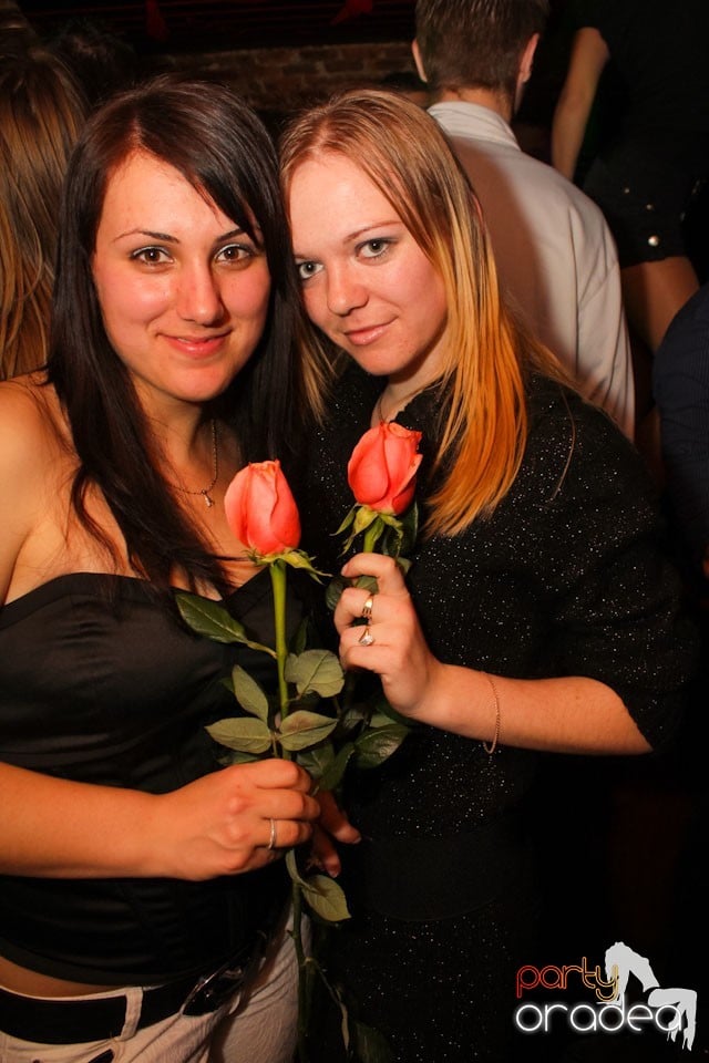 It's party time în Escape Club,