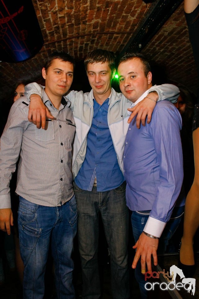 It's party time în Escape Club,