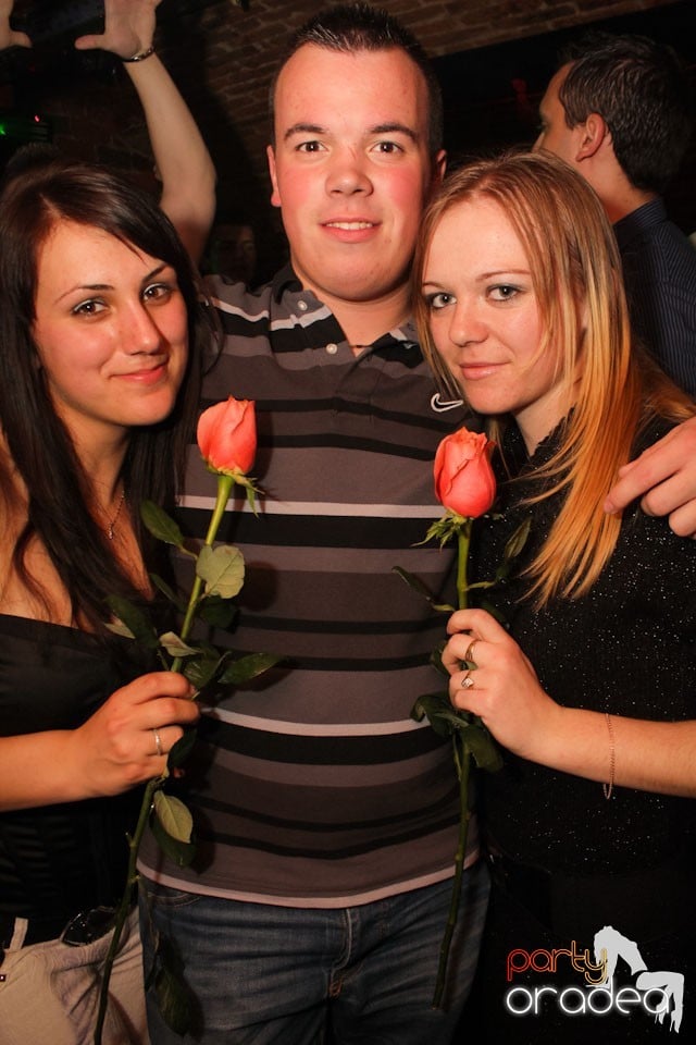 It's party time în Escape Club,