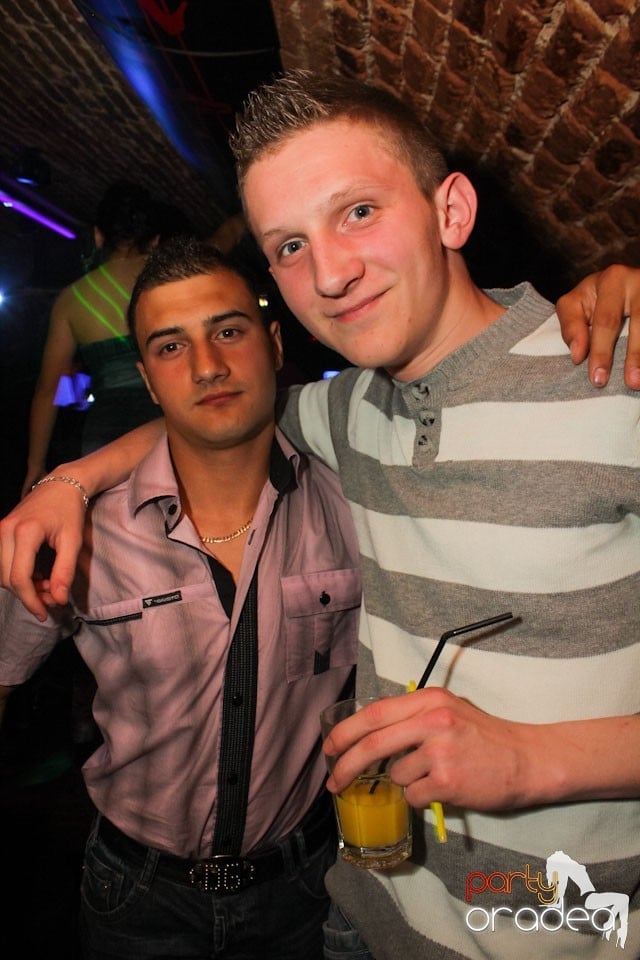 It's party time în Escape Club,