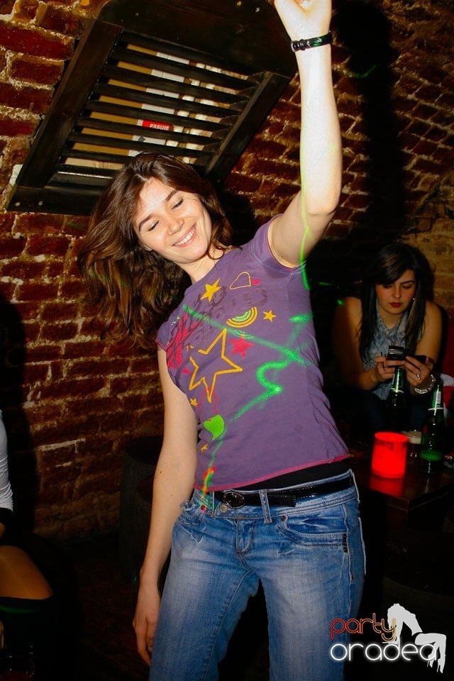 It's party time în Escape Club,