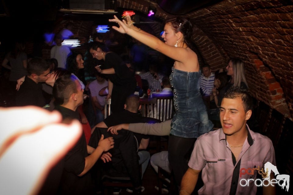 It's party time în Escape Club,